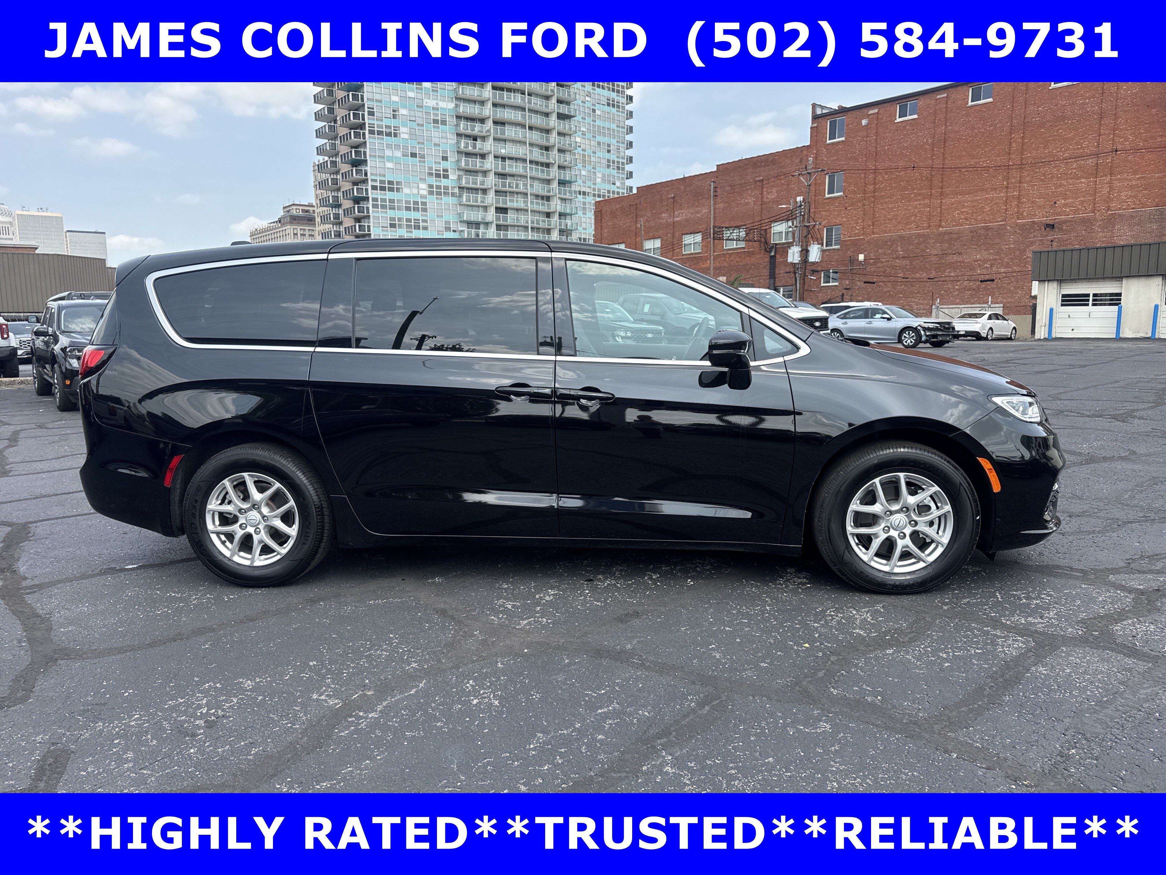 Used 2025 Chrysler Pacifica Select FWD image 2