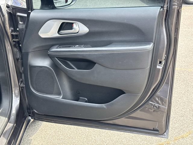 Used 2018 Chrysler Pacifica Limited w/ Advanced Safetytec Group FWD image 8