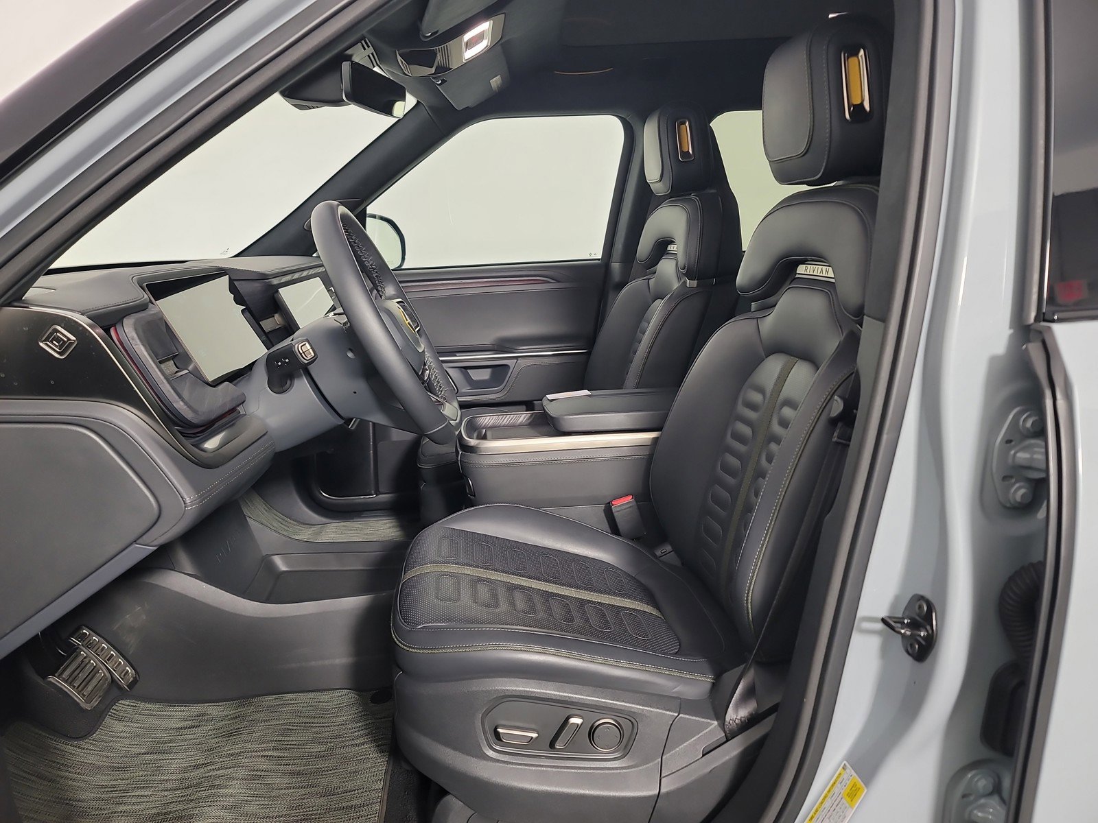 Used 2024 Rivian R1S Adventure AWD/4WD image 20