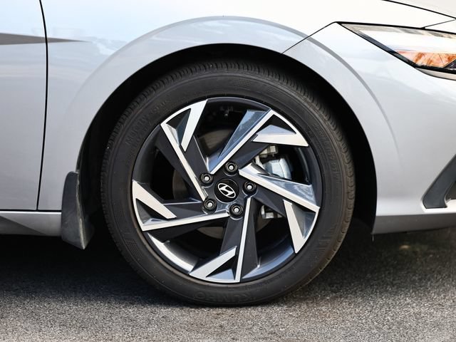 Used 2025 Hyundai Elantra Sport FWD image 4