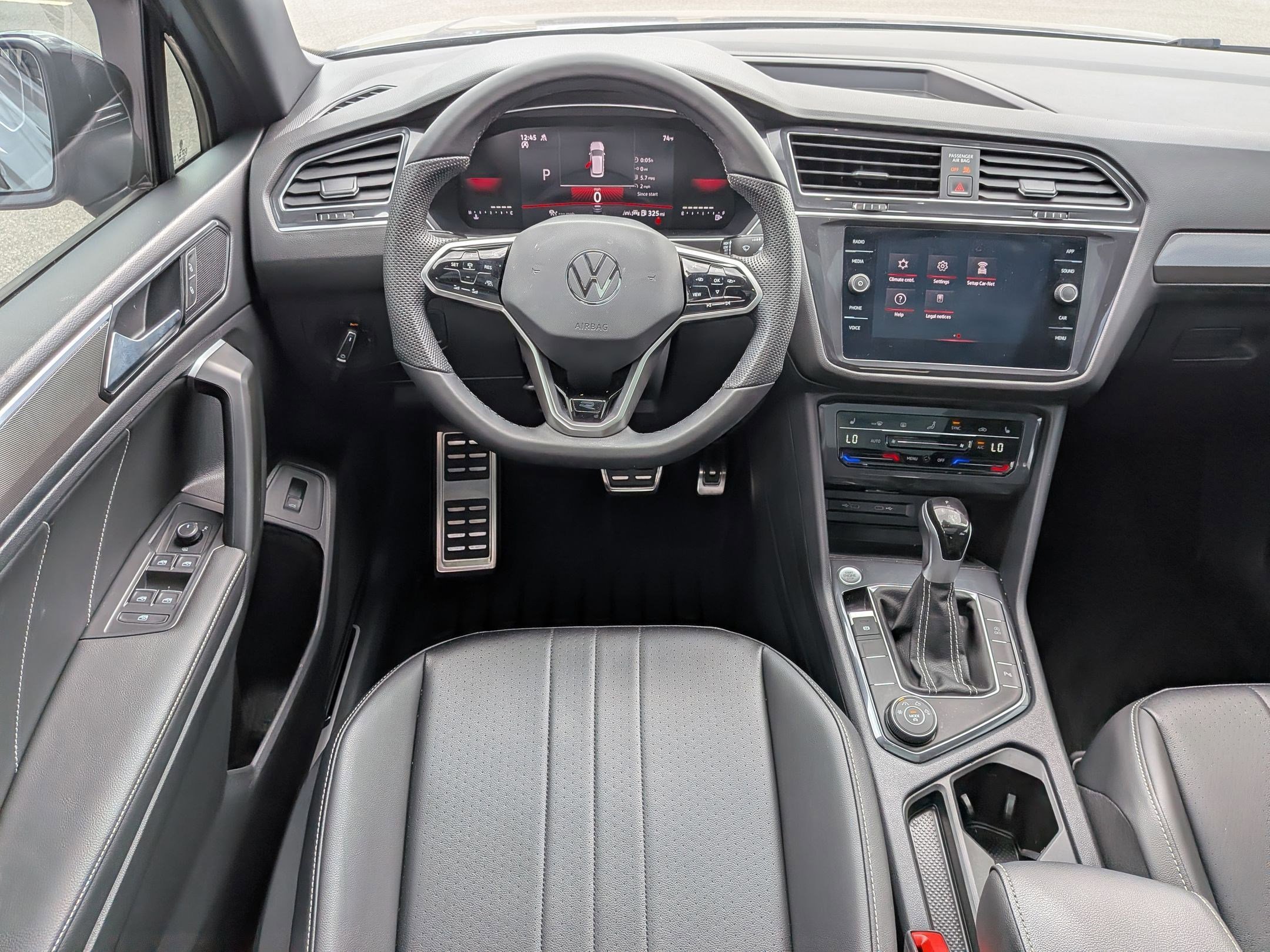 Used 2024 Volkswagen Tiguan SE R-Line image 29