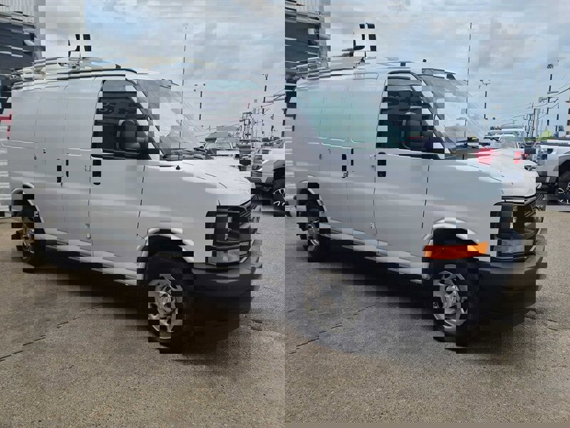 Used 2017 Chevrolet Express 2500 image 4