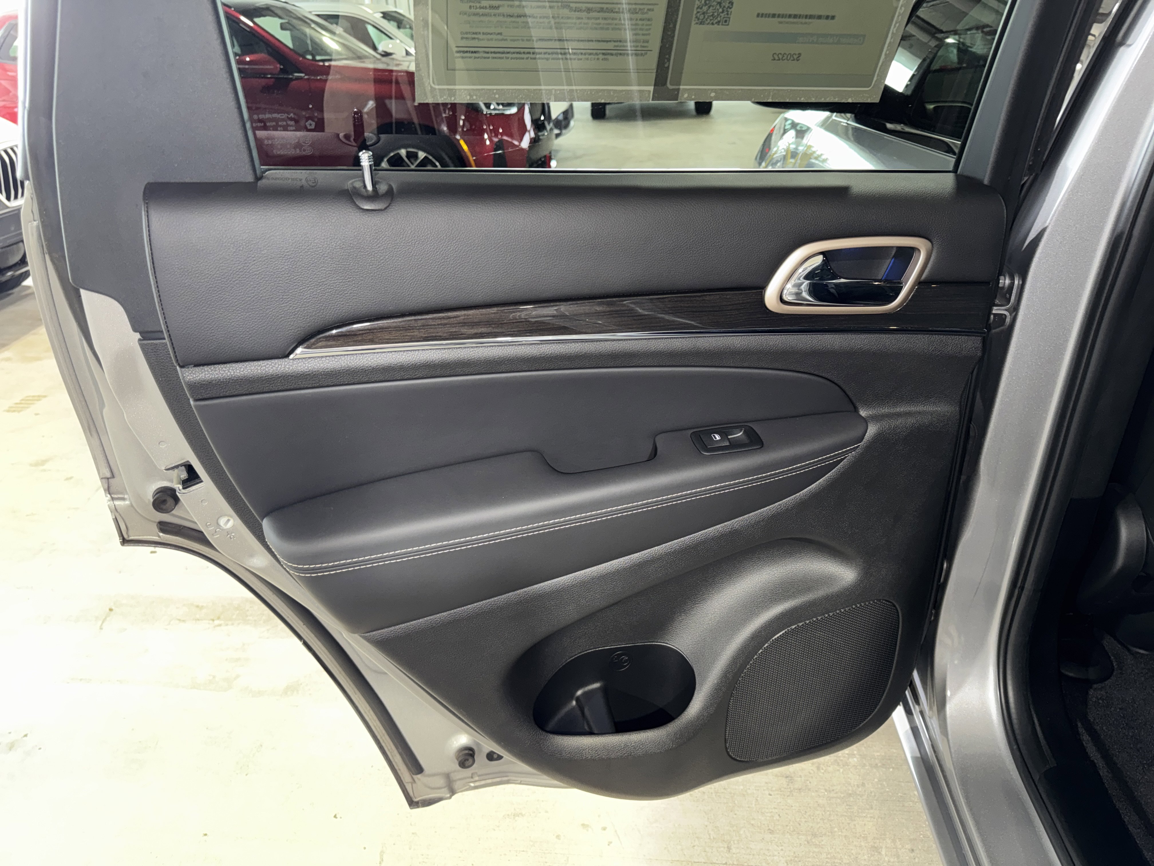 Used 2017 Jeep Grand Cherokee Overland AWD/4WD image 16