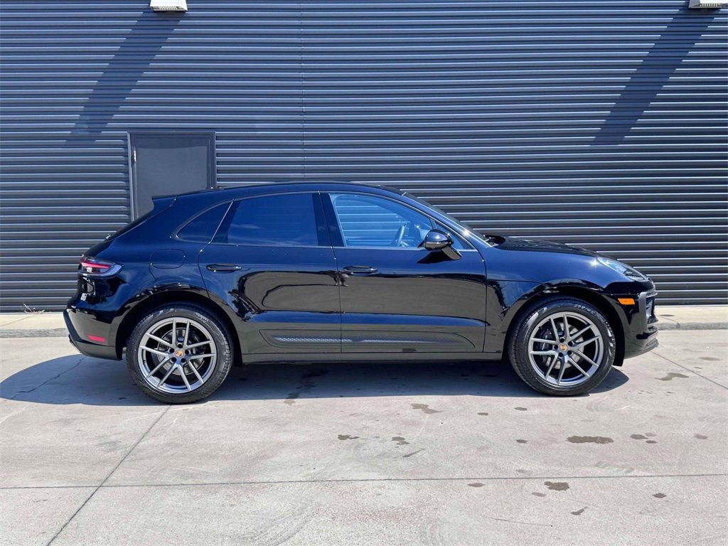 Certified 2025 Porsche Macan AWD/4WD image 8