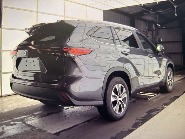Used 2023 Toyota Highlander XLE FWD image 4