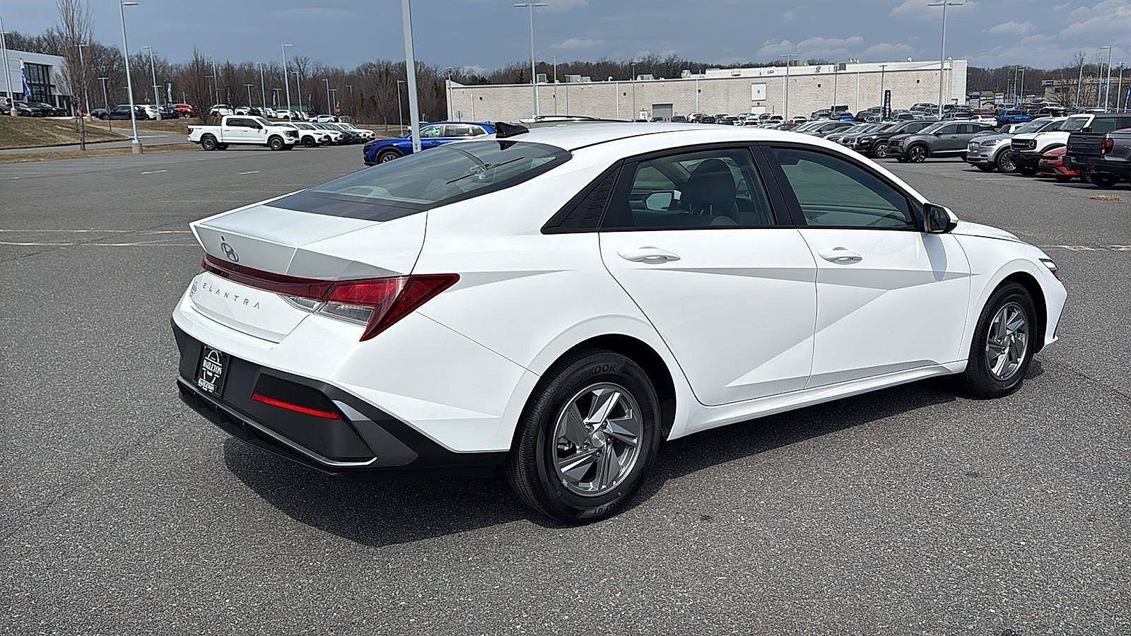Used 2026 Hyundai Elantra SE FWD image 6