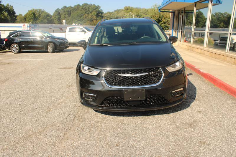 Used 2022 Chrysler Pacifica Touring-L w/ Uconnect Theater Family Group FWD image 2