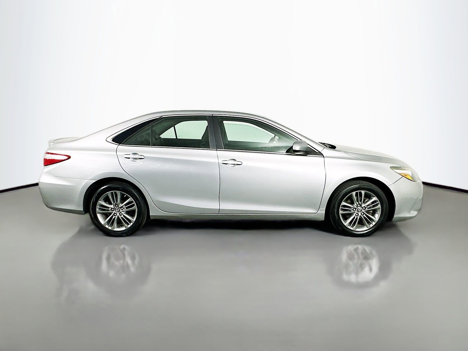 Used 2015 Toyota Camry SE FWD image 8