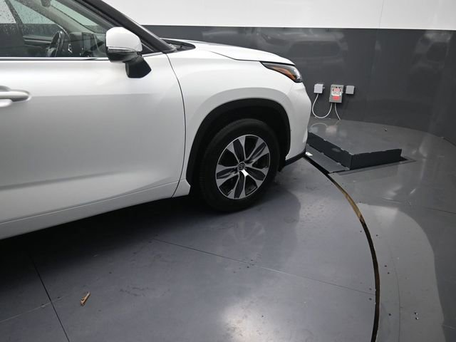Used 2023 Toyota Highlander XLE FWD image 24