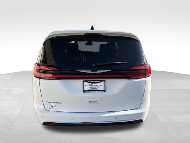 Used 2024 Chrysler Pacifica Touring-L image 10