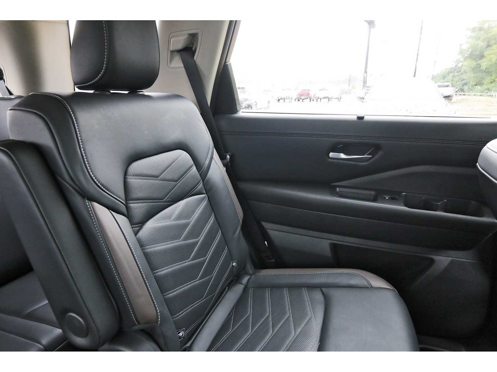 Used 2024 Nissan Pathfinder Platinum FWD image 10