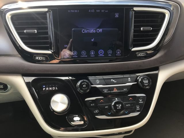 Used 2017 Chrysler Pacifica Touring-L FWD image 33