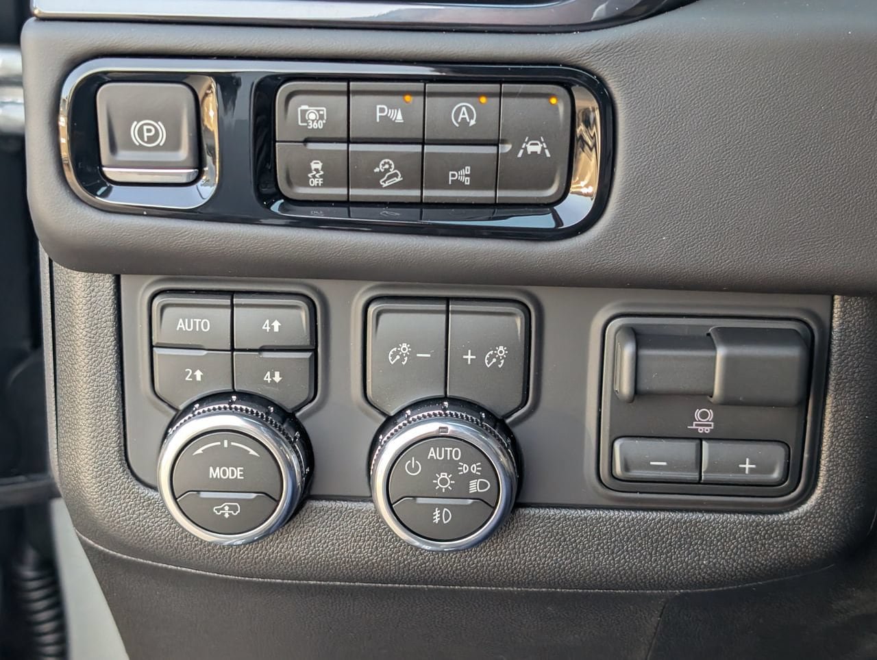 New 2026 GMC Yukon AT4 Ultimate AWD/4WD image 17