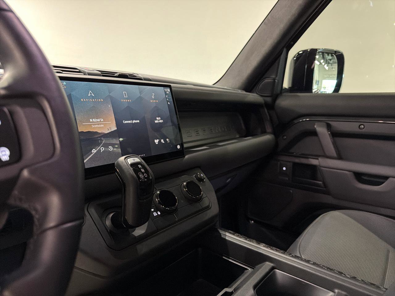 Used 2025 Land Rover Defender 110 image 23