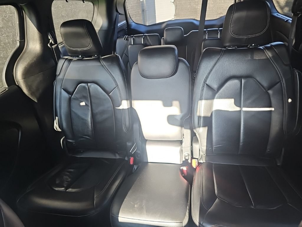 Used 2018 Chrysler Pacifica Touring-L w/ Premium Audio Group FWD image 14