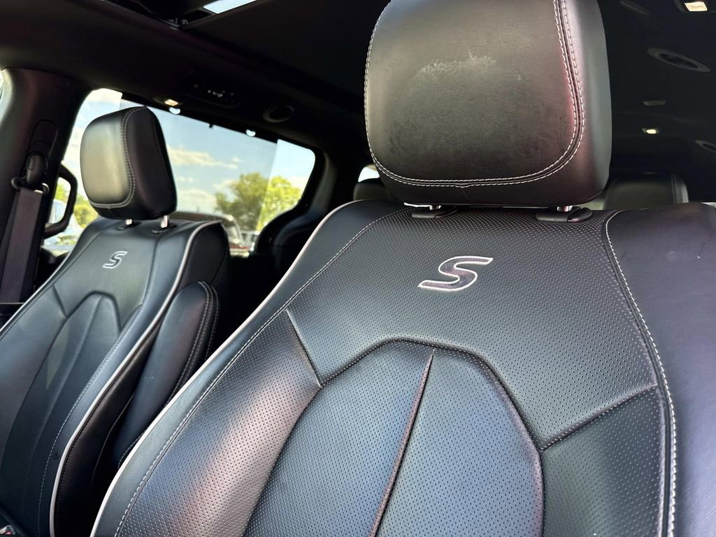 Used 2025 Chrysler Pacifica Limited image 22