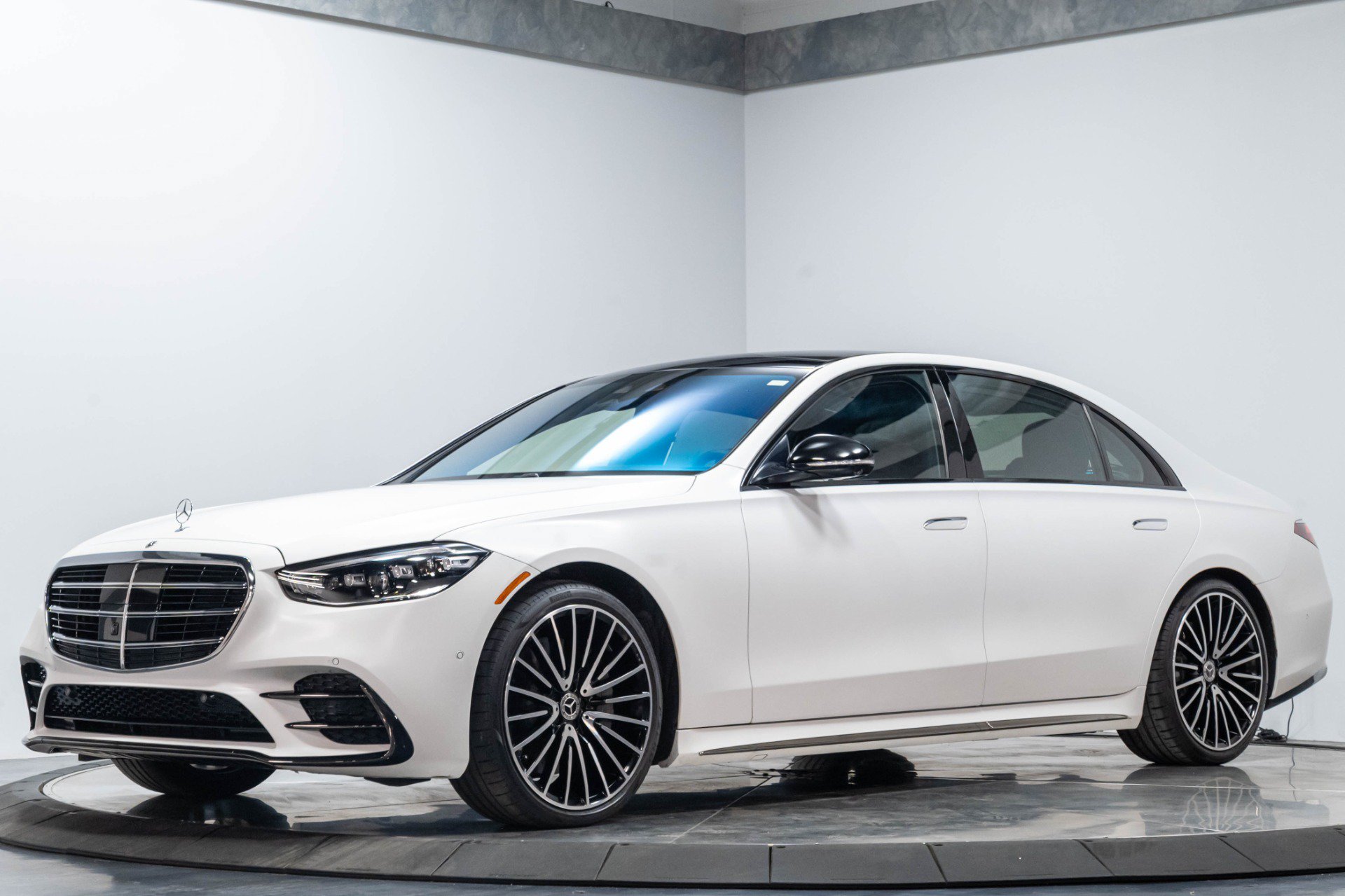 Used 2024 Mercedes-Benz S 580 4MATIC Sedan image 2