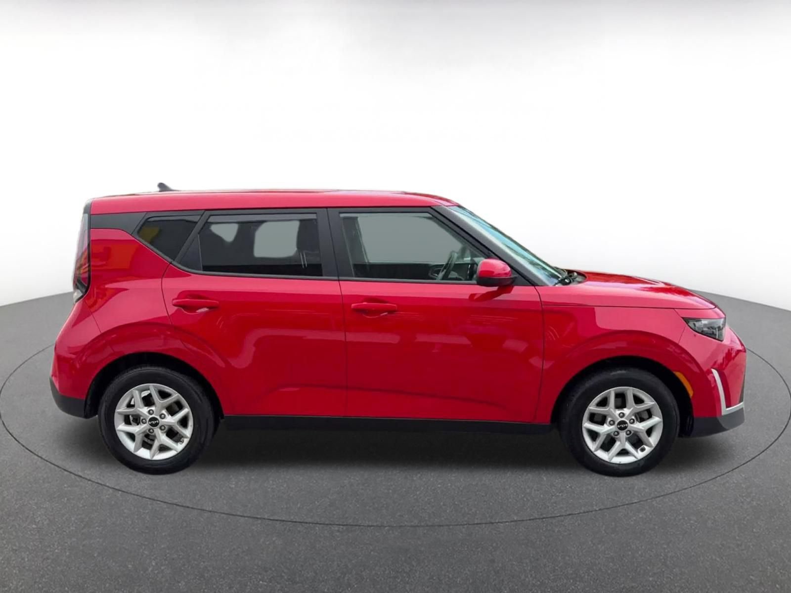 Used 2025 Kia Soul LX w/ LX Technology Package FWD image 15