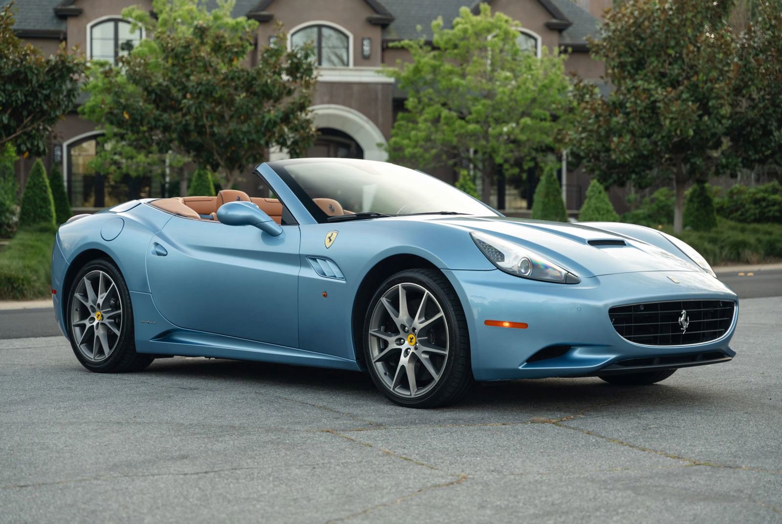 Used 2010 Ferrari California RWD image 3