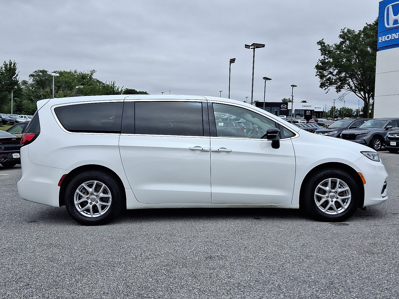 Used 2024 Chrysler Pacifica Touring-L image 7