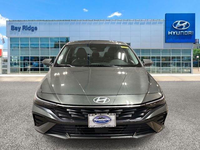 Used 2025 Hyundai Elantra Limited w/ Cargo Package FWD image 10