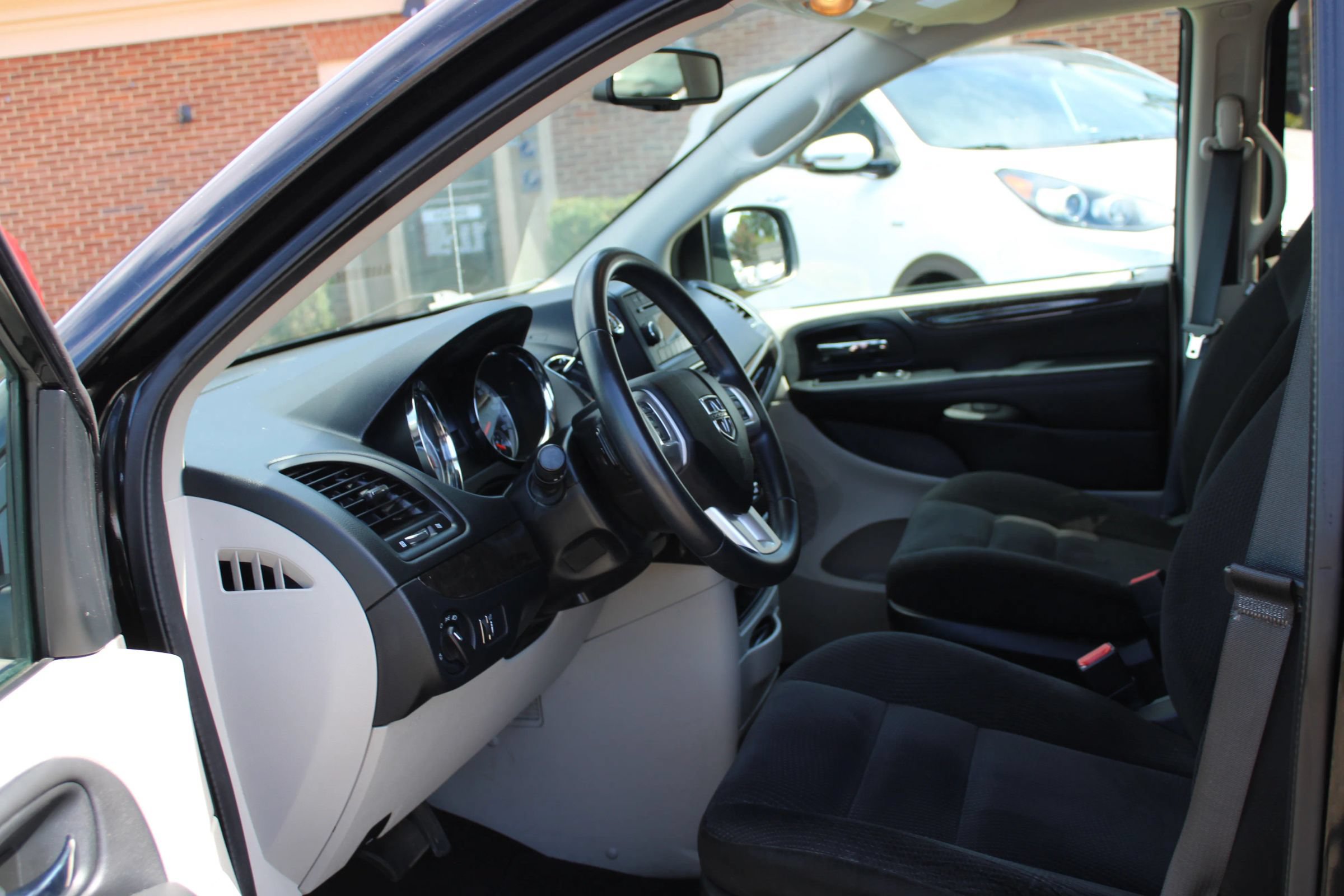 Used 2017 Dodge Grand Caravan SE w/ Power Window Group FWD image 9