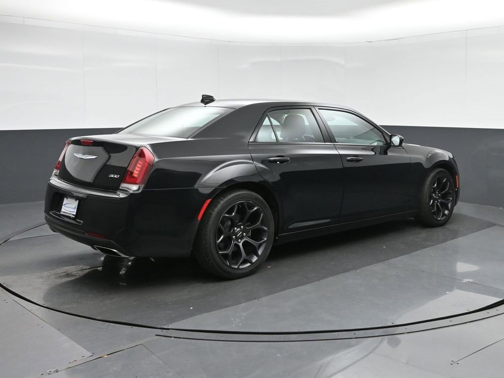 Used 2019 Chrysler 300 Touring w/ Sport Appearance Package image 7