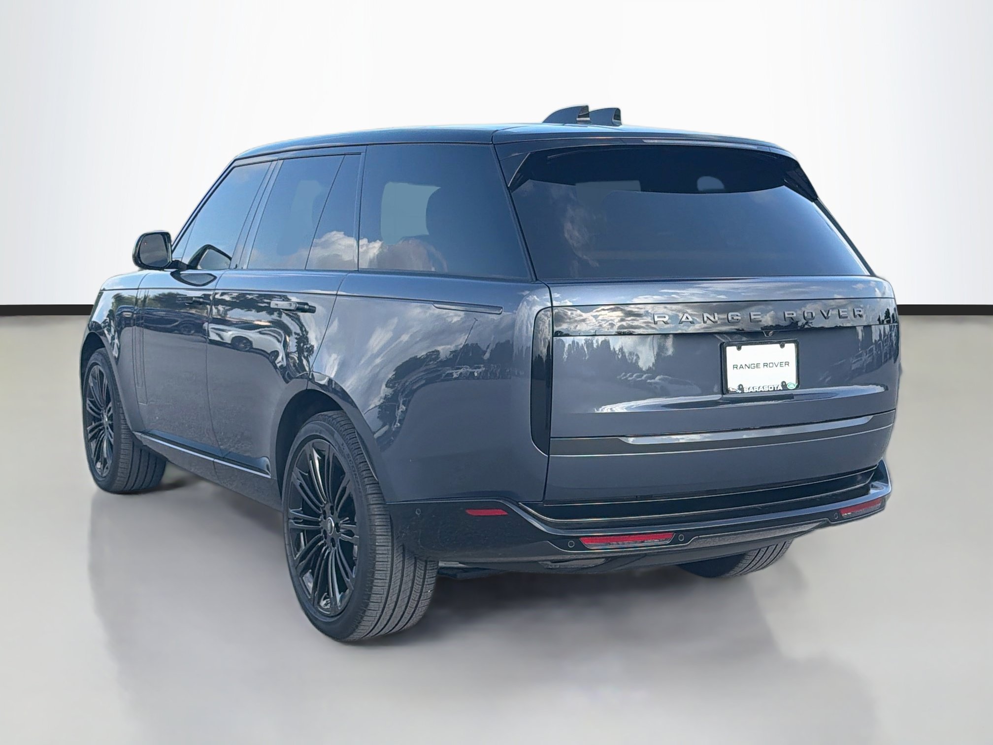 Used 2025 Land Rover Range Rover SE AWD/4WD image 3