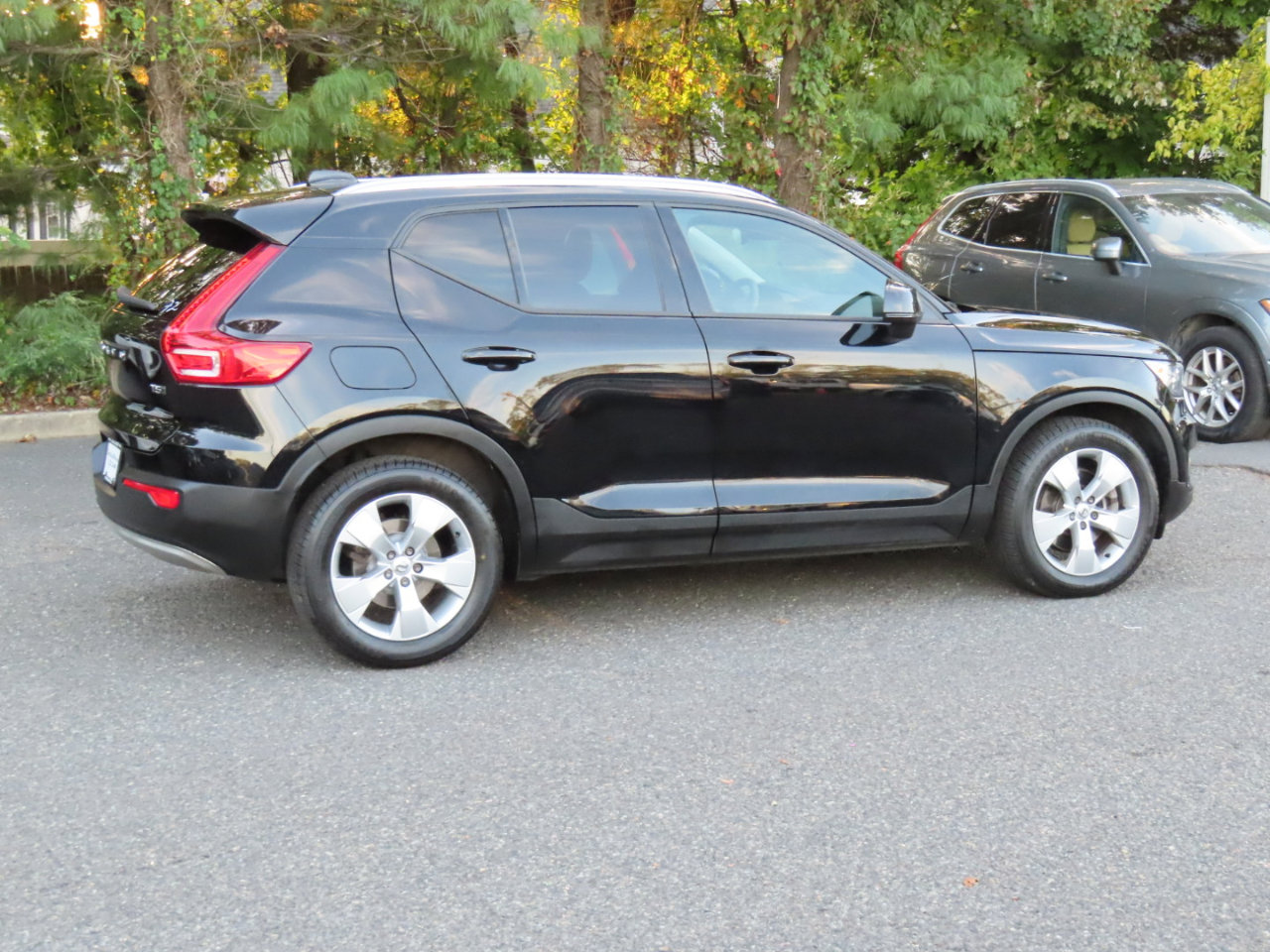 Used 2021 Volvo XC40 T5 Momentum image 22