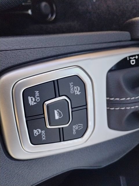 New 2026 Nissan Frontier SV w/ All-Weather Content Package AWD/4WD image 16