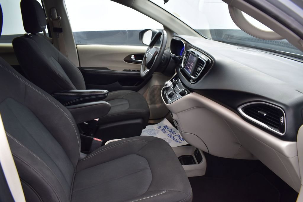Used 2022 Chrysler Voyager LX FWD image 8