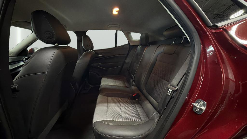 Used 2025 Chevrolet Trax LT w/ LT Convenience Package FWD image 25