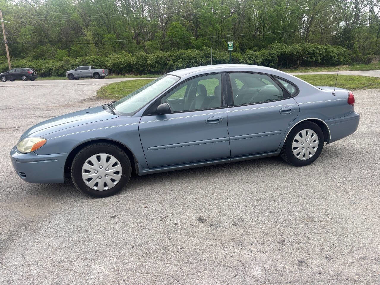 Used 2006 Ford Taurus SE image 1
