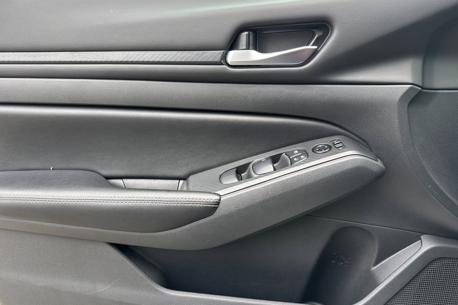 Used 2024 Nissan Altima 2.5 SV image 11