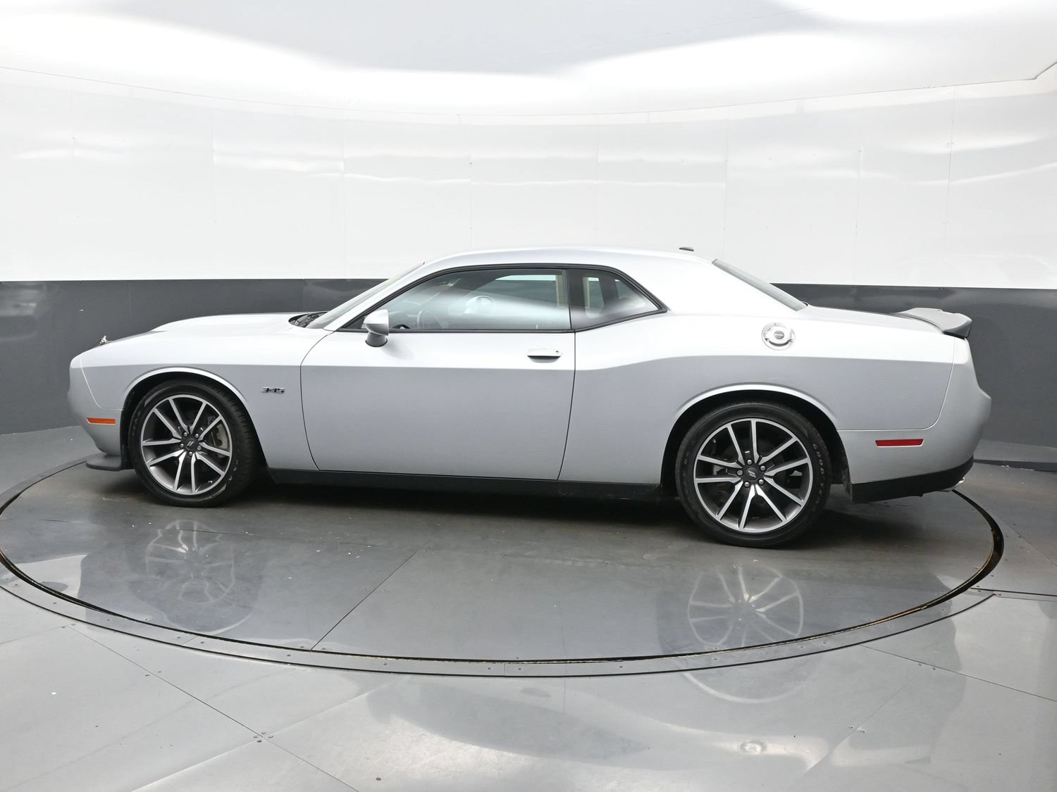 Used 2023 Dodge Challenger R/T RWD image 4
