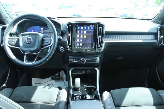 Used 2025 Volvo XC40 B5 Plus image 17