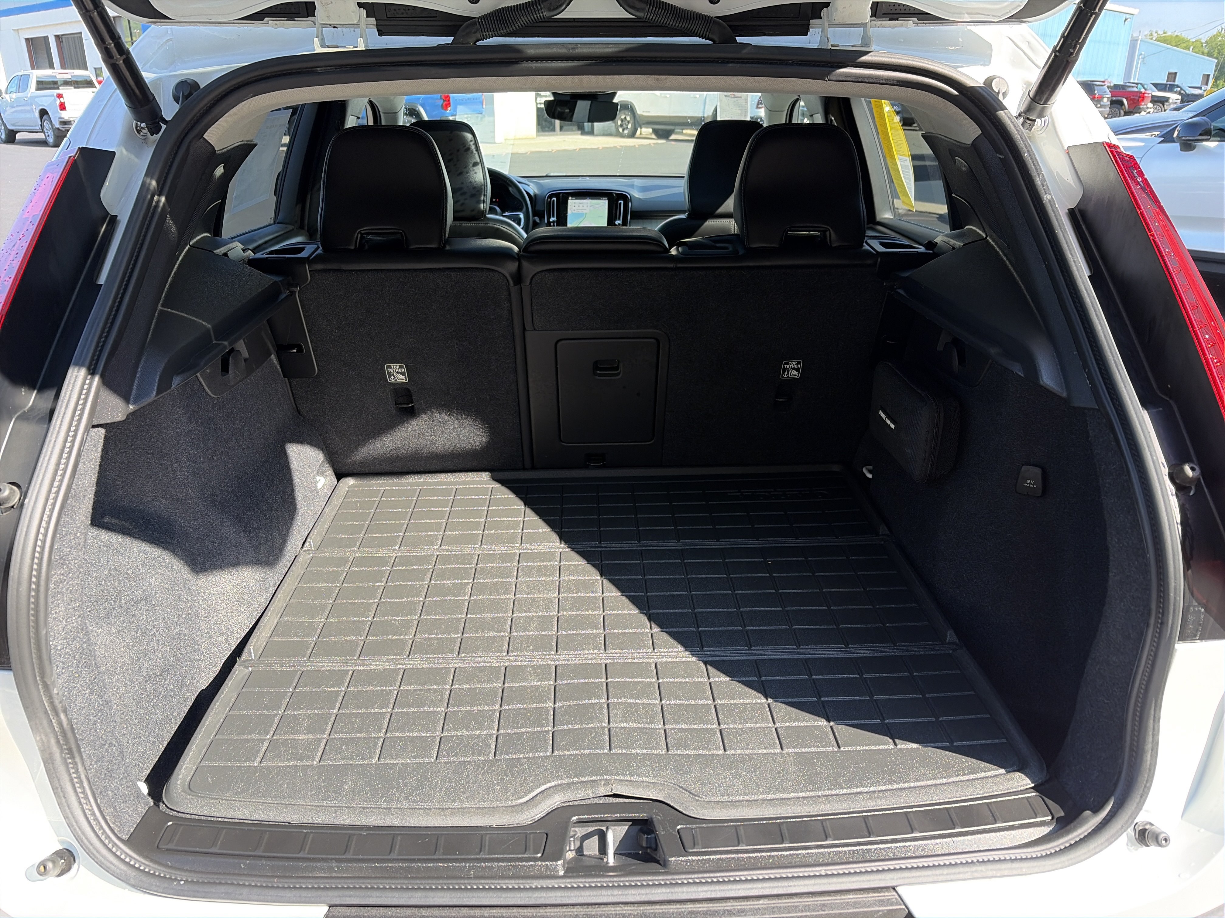 Certified 2023 Volvo XC40 B5 Ultimate w/ Protection Package Premier AWD/4WD image 11