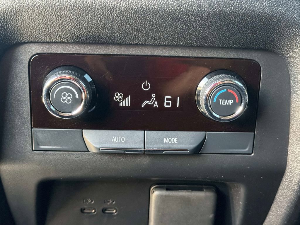 Used 2025 Chevrolet Traverse Z71 w/ Enhanced Driving Package AWD/4WD image 17