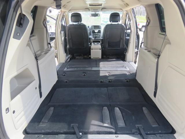 Used 2015 Chrysler Town & Country Touring w/ Driver Convenience Group FWD image 28