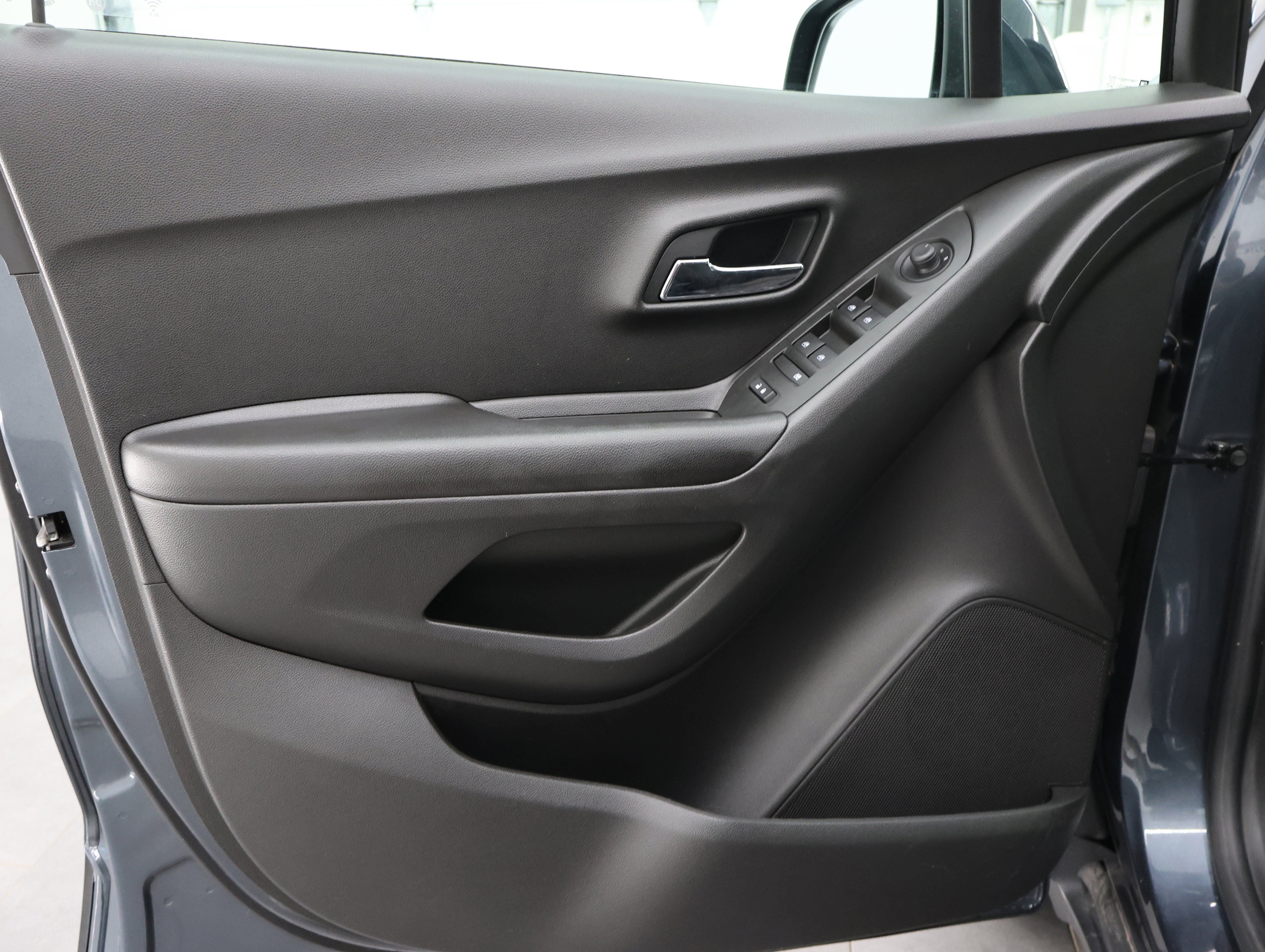 Used 2021 Chevrolet Trax LS w/ Tint and Cruise Package FWD image 35