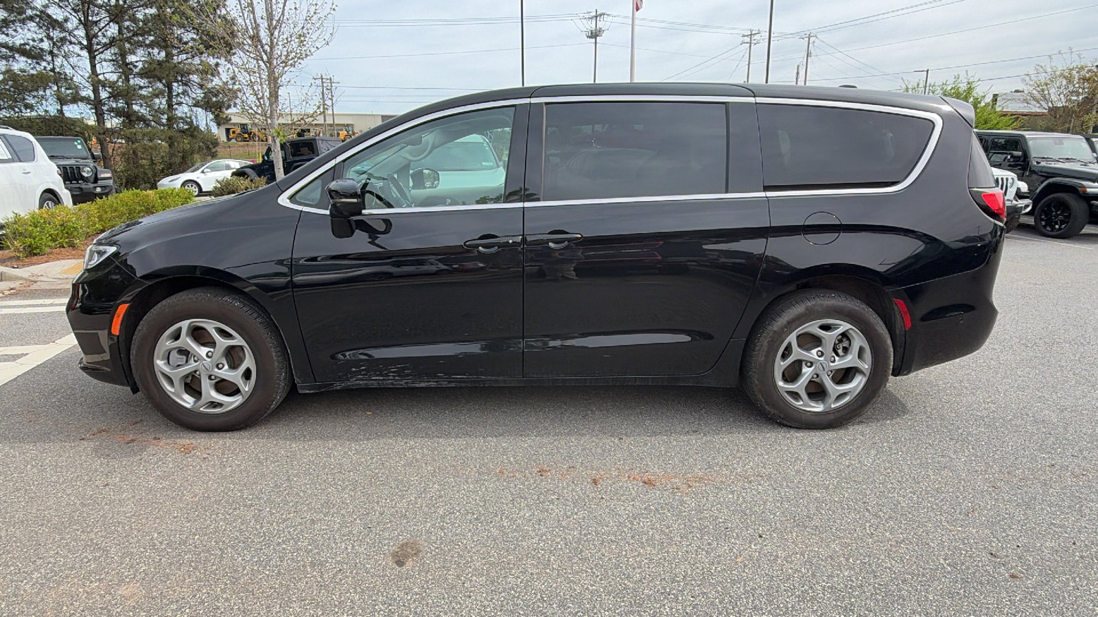 Used 2024 Chrysler Pacifica Limited image 11