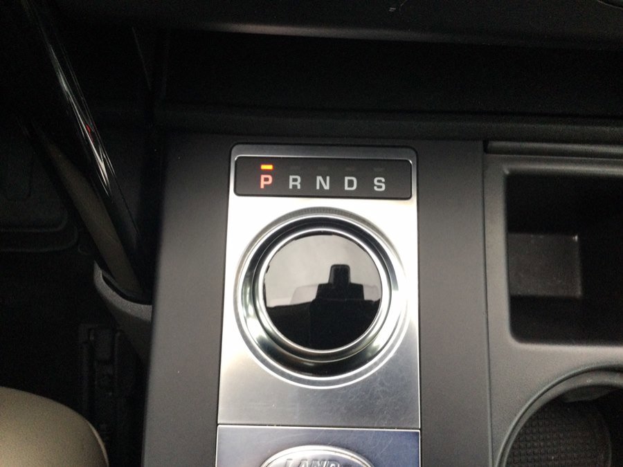 Used 2018 Land Rover Discovery SE image 32