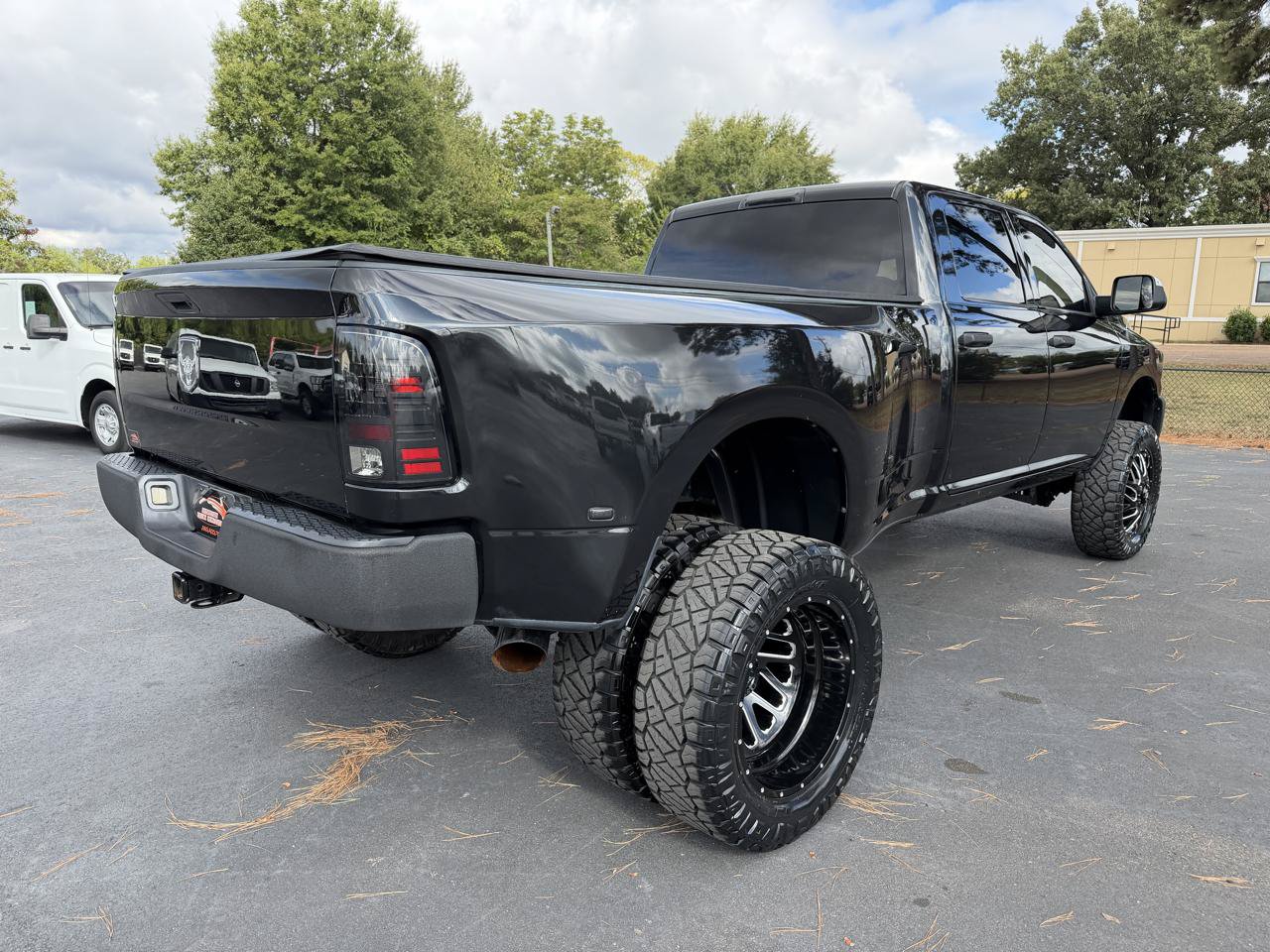 Used 2017 RAM 3500 Tradesman w/ Chrome Appearance Group AWD/4WD image 4