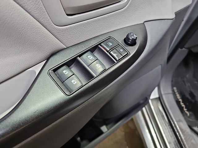Used 2020 Toyota Sienna L image 20
