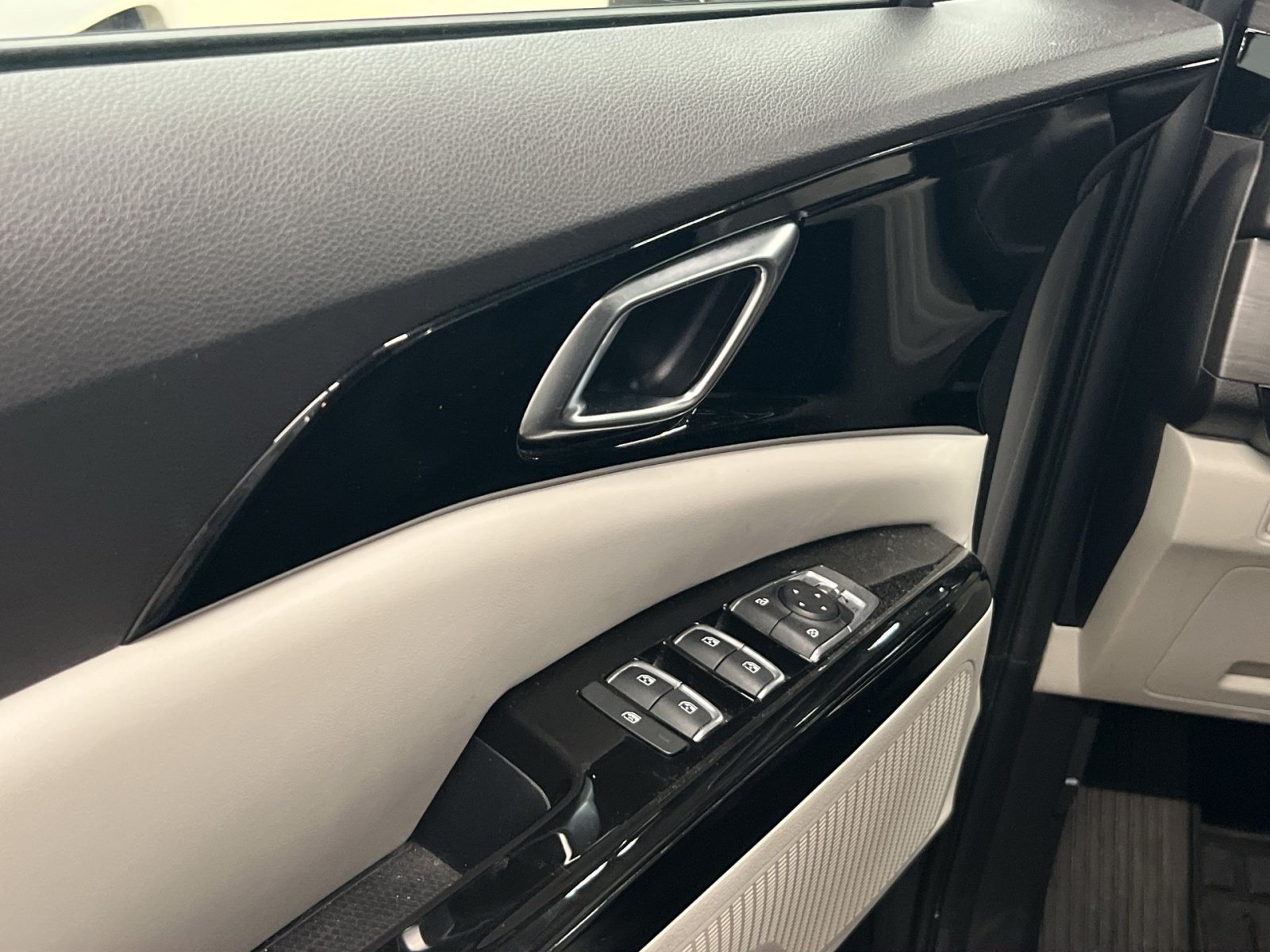 Used 2022 Kia Carnival EX FWD image 12