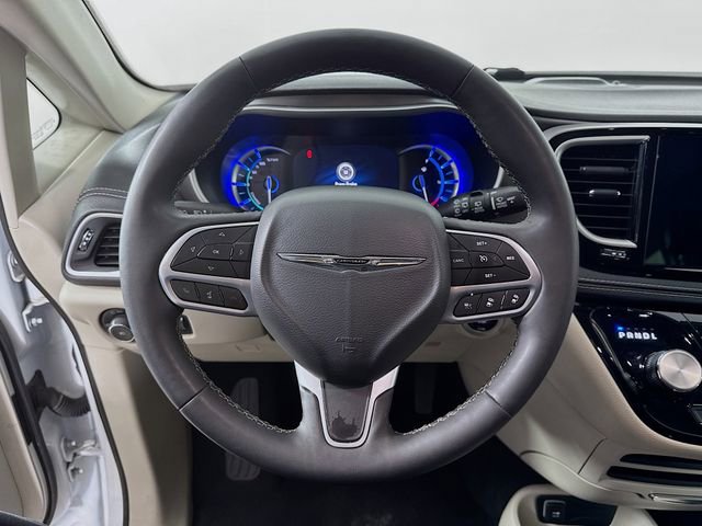 Used 2024 Chrysler Pacifica Select image 12