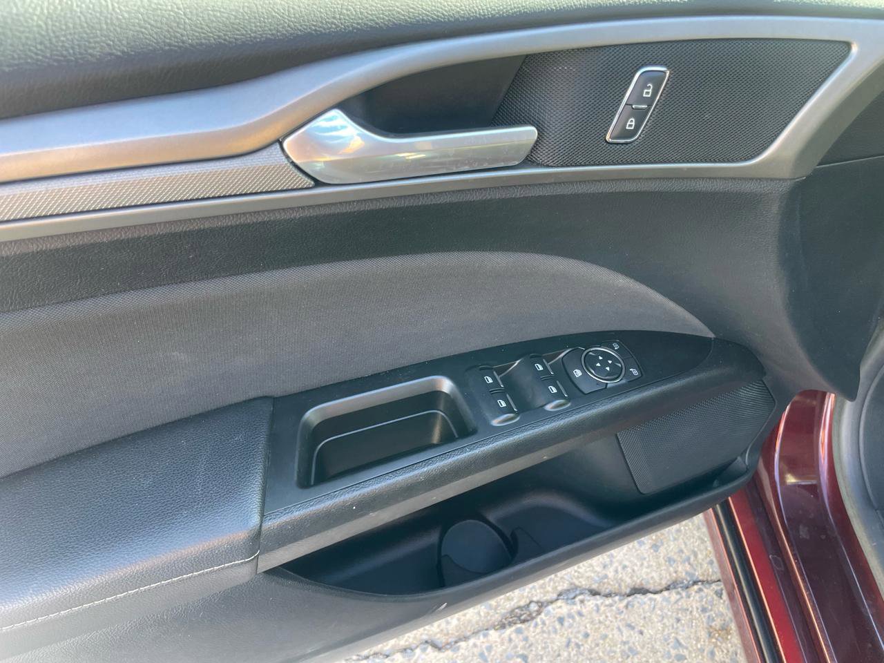 Used 2017 Ford Fusion SE w/ Fusion SE Technology Package image 36