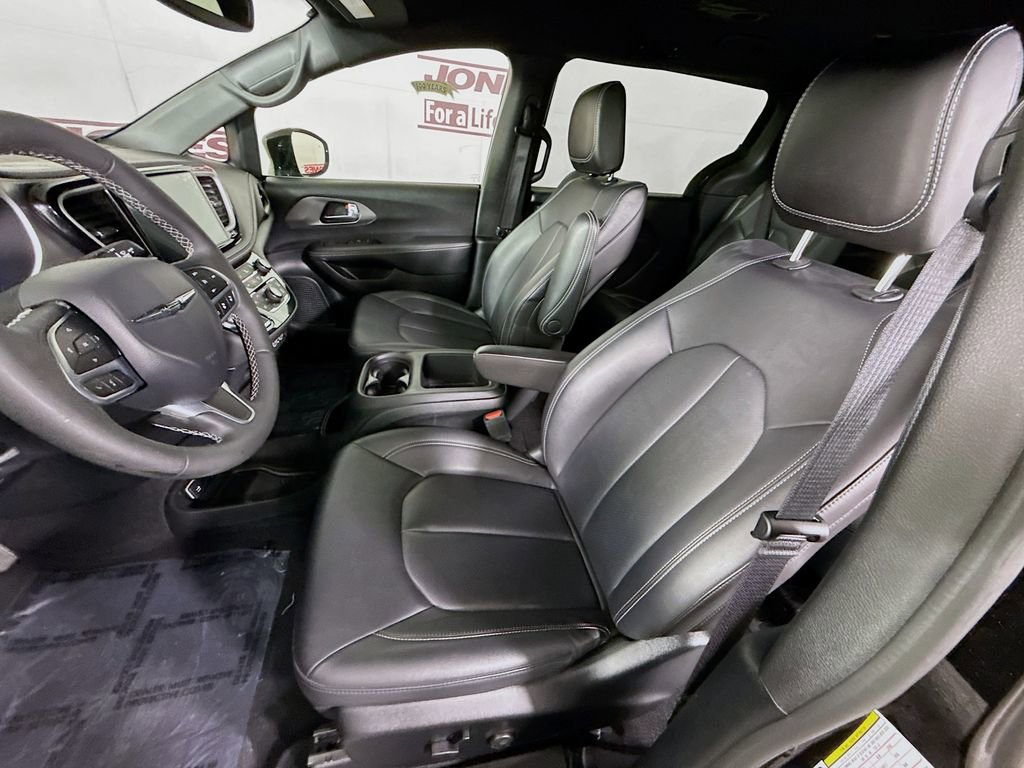 Used 2025 Chrysler Pacifica Select FWD image 24