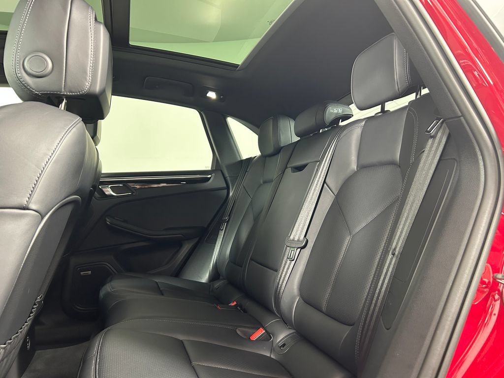 Certified 2025 Porsche Macan AWD/4WD image 26