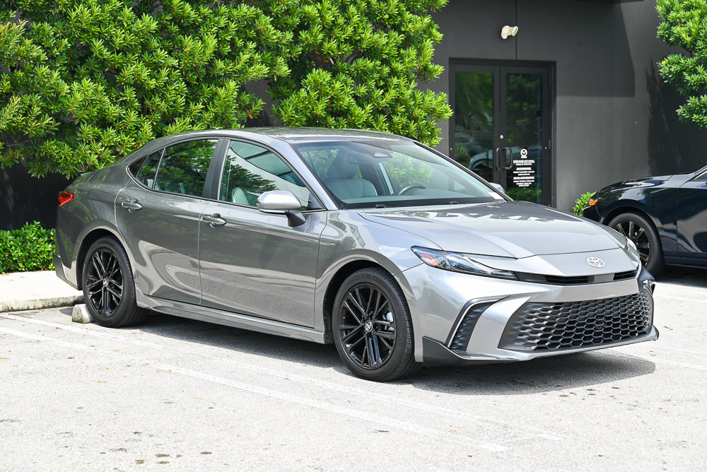 Used 2025 Toyota Camry SE w/ Multimedia Upgrade Package FWD image 3